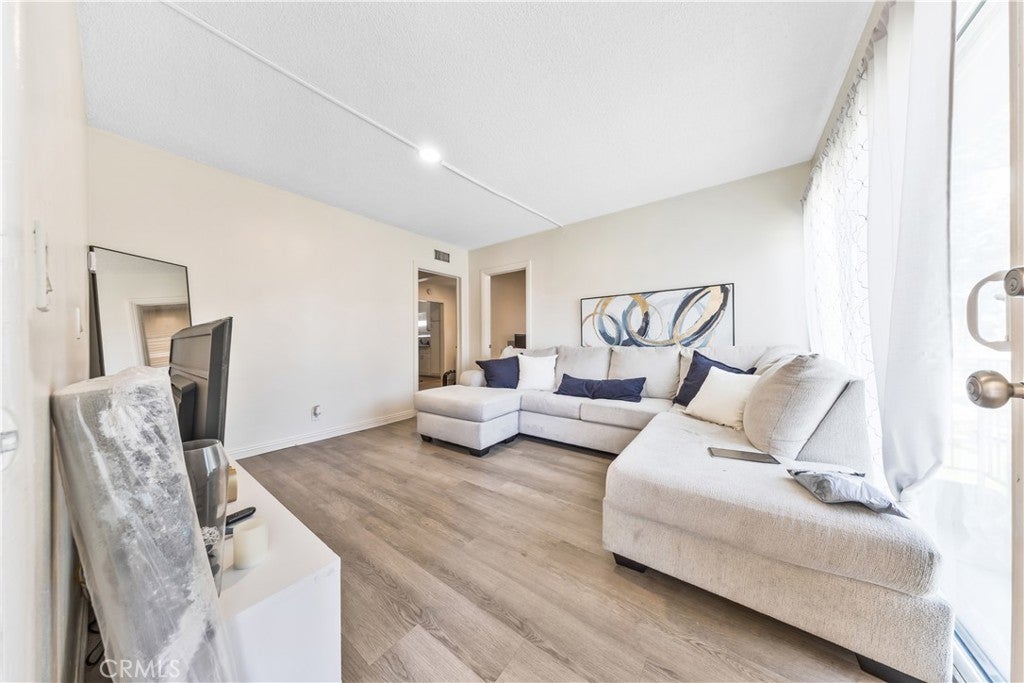 1122 W Huntington Drive 7
