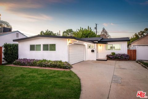 Photo of 1207 W Orange Grove Avenue, Burbank, CA 91506 (MLS # 26658163)
