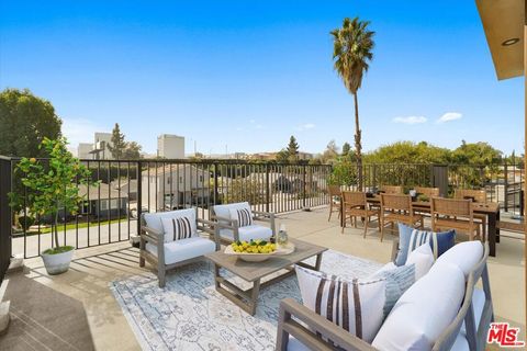 Photo of 15207 Morrison Street, Sherman Oaks, CA 91403 (MLS # 25612591)