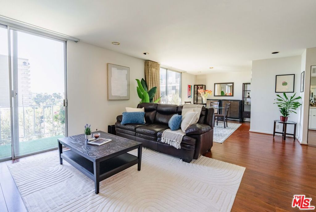 100 S Doheny Drive 711