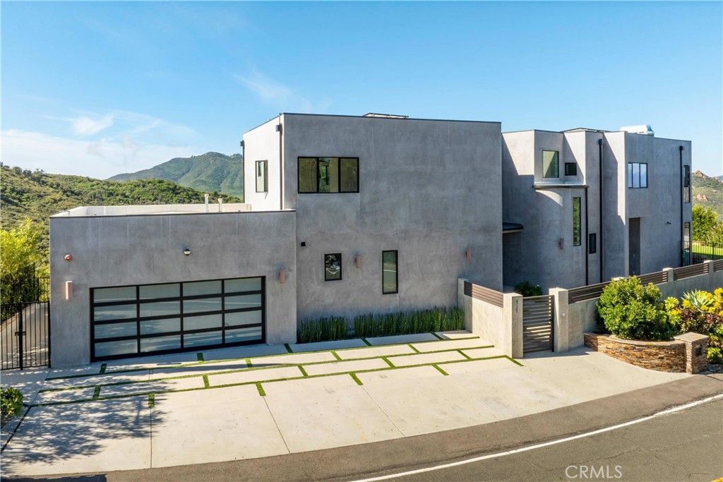 Photo of 717 Latigo Canyon Road, Malibu, CA 90265 (MLS # SR26046793)