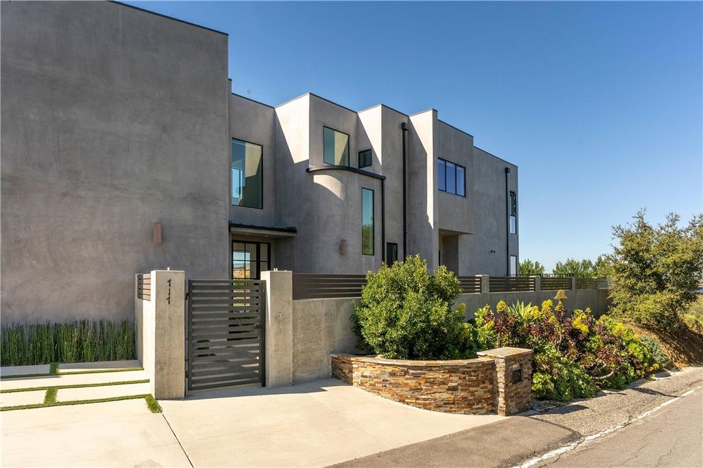 Photo of 717 Latigo Canyon Road, Malibu, CA 90265 (MLS # SR26046793)