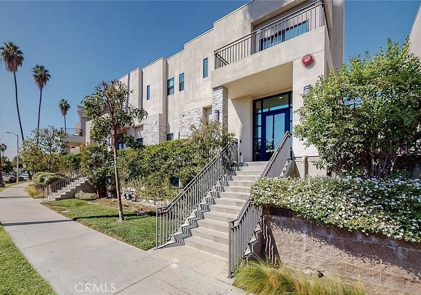 Welcome to this beautifully furnished 3-bedroom, 2.5-bathroom townhouse offering the perfect blend of modern style, comfort, and convenience. Situated just steps from Ventura Blvd, this home provides walkable access to Village Walk Shopping Center and stores such as Trader Joes, TJ Maxx, Nordstrom Rack, famous Anita Gelato, and other cafés and restaurants.
The spacious floor plan features a high ceiling, open-concept living and dining area with natural light and direct access through sliding doors to a private patio with faux grass, day bed, and sitting area—perfect for relaxing or entertaining. The contemporary kitchen boasts sleek cabinetry, stone countertops, stainless steel appliances, and a breakfast bar.
Upstairs, you’ll find three good-sized bedrooms, including a serene primary suite with a walk-in closet, a private balcony, and a spa-like en-suite bathroom with bathtub and shower. Two additional bedrooms share a modern full bath, while a conveniently located powder room serves the main floor. Lower level 2-car garage includes in-unit laundry closet.
Residents enjoy resort-style amenities including a sparkling community pool, soothing spa/jacuzzi, fitness center, and BBQ area.
This townhouse is offered furnished making it move-in ready for your convenience.
Location Highlights: Just minutes to Ventura Blvd dining & shopping, easy freeway access, and close proximity to parks, schools, and recreation.