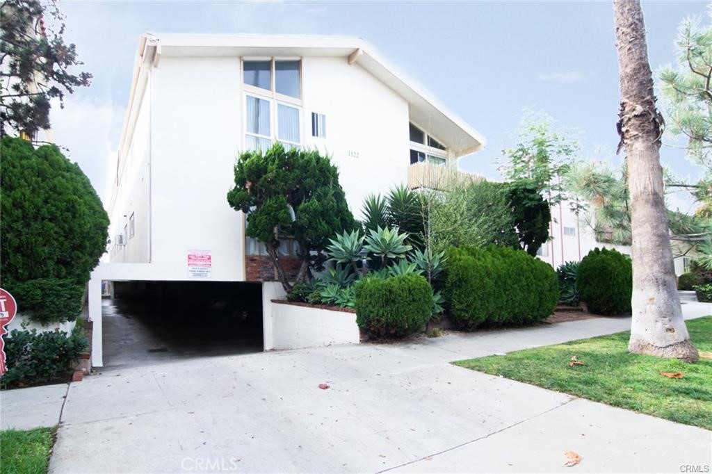 Located North of Wilshire in the heart of Santa Monica, this 1 bedroom/1bath unit has what you need. Newly renovated and just minutes from 3rd Street Promenade and beautiful Santa Monica beaches. This unit features stainless steel appliances. Enjoy short walking distances from multiple shops and desirable restaurants. Parking included.