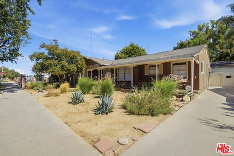 Photo of 12818 Hatteras Street, Los Angeles, CA 91607 (MLS # 26860415)