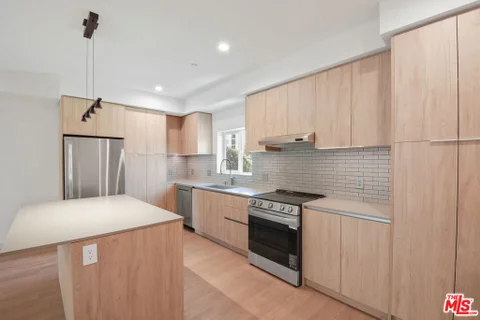 MLS: 26985223