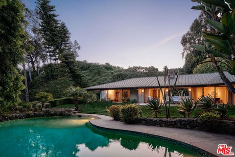 Photo of 1117 N Beverly Drive, Beverly Hills, CA 90210 (MLS # 25602897) Photo of 1117 N Beverly Drive, Beverly Hills, CA 90210 (MLS # 25602897)