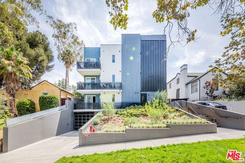 Photo of 214 S Westmoreland Avenue #6, Los Angeles, CA 90004 (MLS # 26632527)
