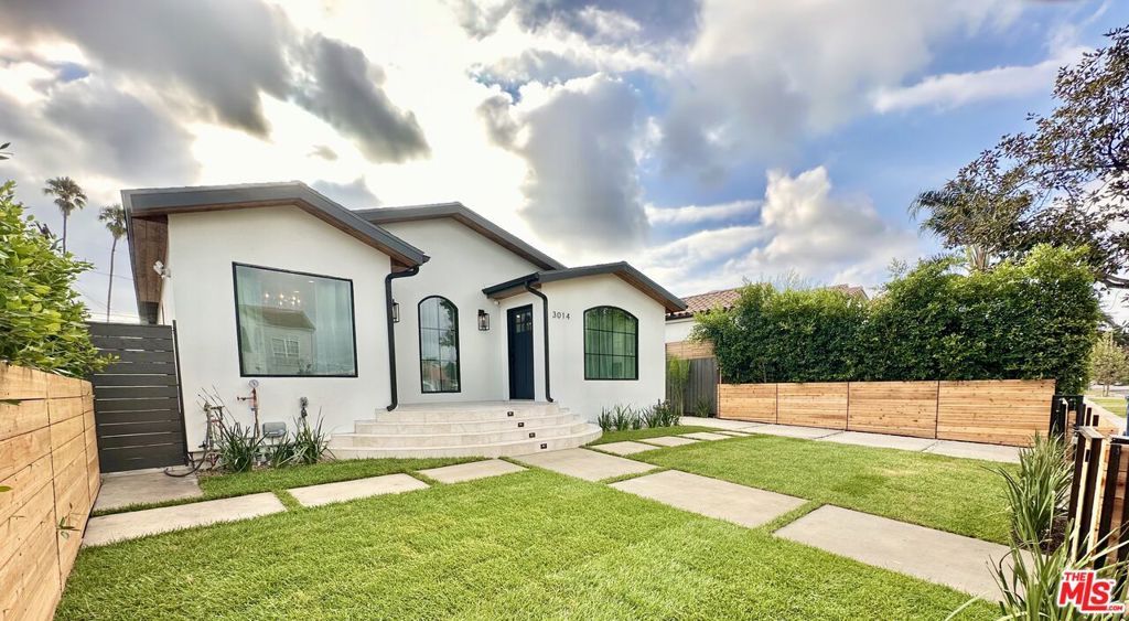 Photo of 3014 S Norton Avenue, Los Angeles, CA 90018 (MLS # 25594251)