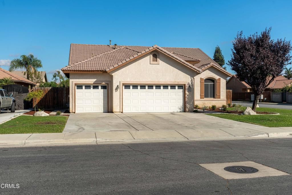Photo of 3102 Grandview Lane, Bakersfield, CA 93313 (MLS # V1-32932)