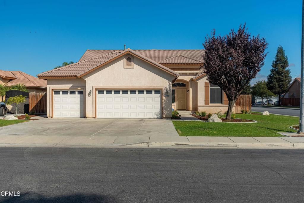 Photo of 3102 Grandview Lane, Bakersfield, CA 93313 (MLS # V1-32932)