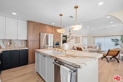 Photo of 177 S Gardner Street, Los Angeles, CA 90036 (MLS # 26642851)