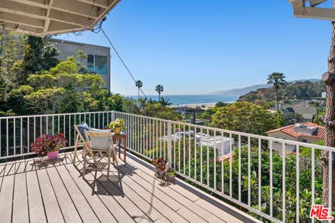 Photo of 207 Ocean Ave Ext EXT, Santa Monica, CA 90402 (MLS # 26846937)