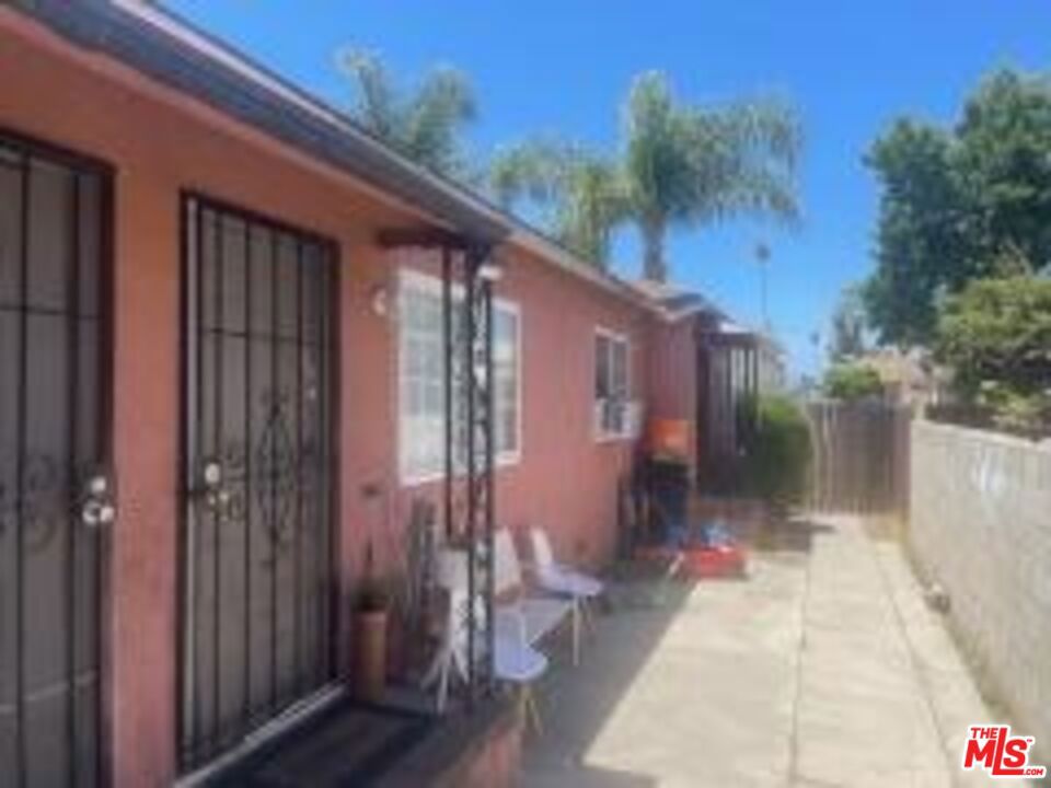 1502 S Redondo Boulevard