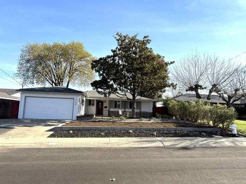 Photo of 3136 Meadowbrook Dr Dr, Concord, CA 94519 (MLS # 41120562)