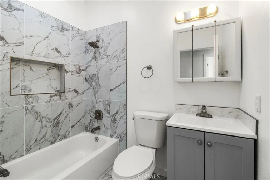 Lake Balboa, California 91406, United States, 2 Bedrooms Bedrooms, ,2 BathroomsBathrooms,Residential,Active,162520