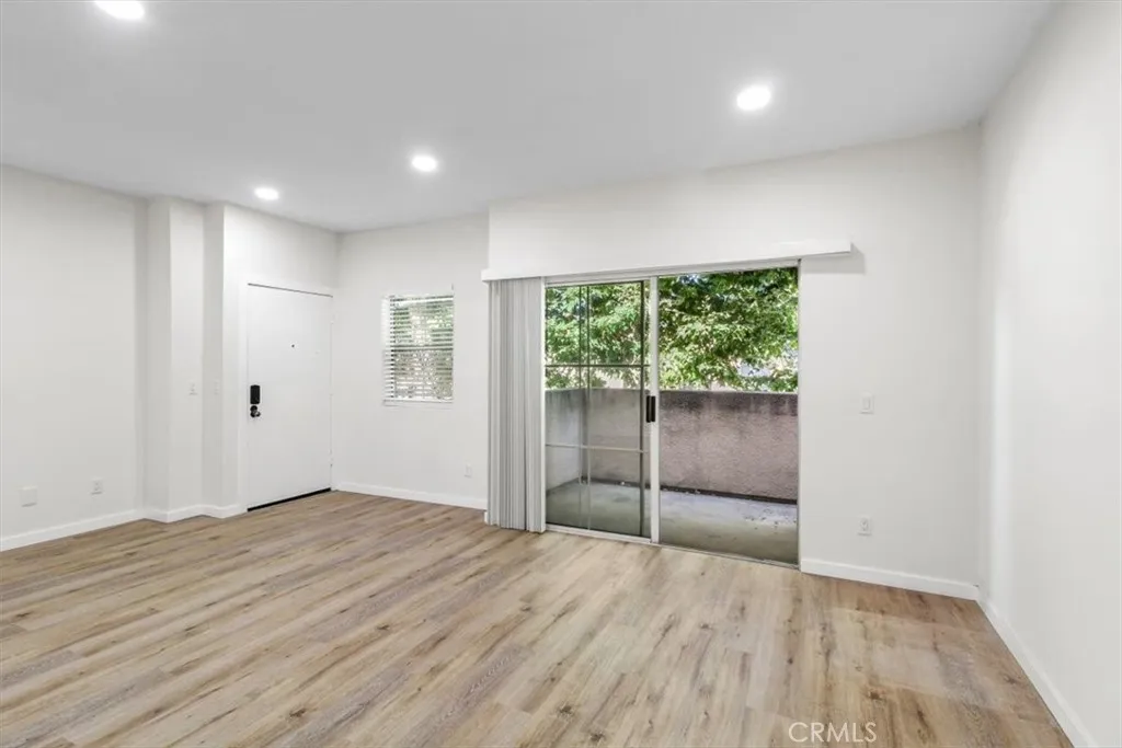 Lake Balboa, California 91406, United States, 2 Bedrooms Bedrooms, ,2 BathroomsBathrooms,Residential,Active,162520