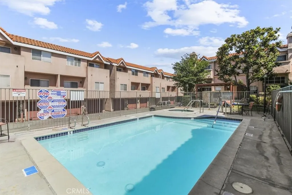 Lake Balboa, California 91406, United States, 2 Bedrooms Bedrooms, ,2 BathroomsBathrooms,Residential,Active,162520