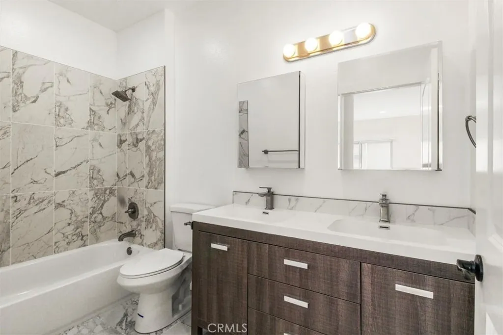 Lake Balboa, California 91406, United States, 2 Bedrooms Bedrooms, ,2 BathroomsBathrooms,Residential,Active,162520