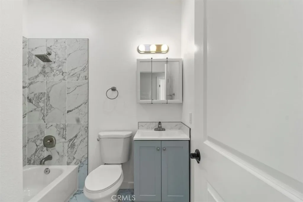 Lake Balboa, California 91406, United States, 2 Bedrooms Bedrooms, ,2 BathroomsBathrooms,Residential,Active,162520