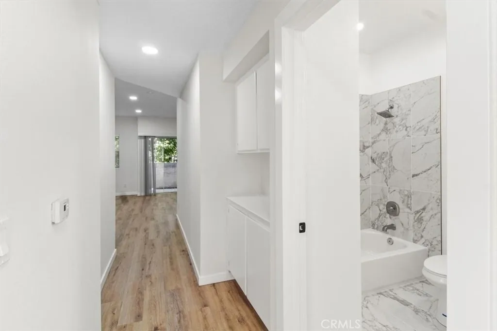 Lake Balboa, California 91406, United States, 2 Bedrooms Bedrooms, ,2 BathroomsBathrooms,Residential,Active,162520