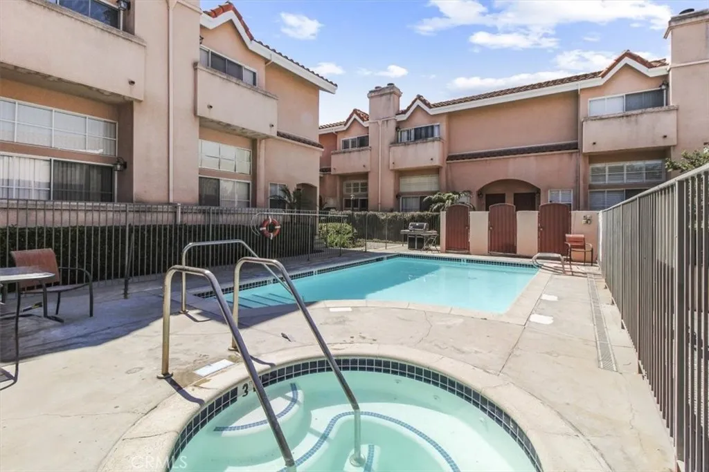 Lake Balboa, California 91406, United States, 2 Bedrooms Bedrooms, ,2 BathroomsBathrooms,Residential,Active,162520