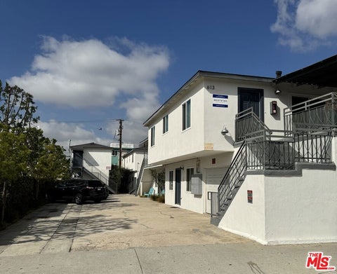Photo of 613 S Prairie Avenue #5, Inglewood, CA 90301 (MLS # 26866843)
