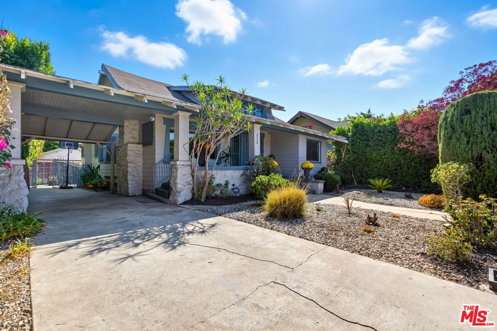 Photo of 2114 W 28th Street, Los Angeles, CA 90018 (MLS # 26789861)