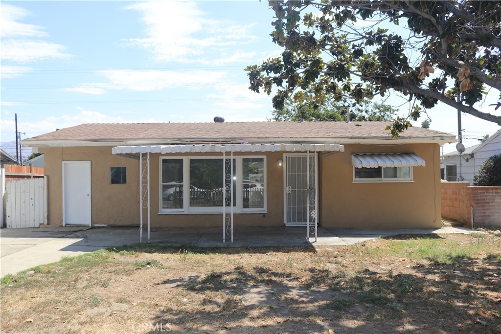 Spacious 3 bedroom, 2 bathroom home available for lease in San Bernardino. This home features an open living area with plenty of natural light, a functional kitchen with ample cabinet space, and a primary suite with a private bath. The backyard offers space for outdoor enjoyment. Conveniently located near schools, shopping, and main street access.