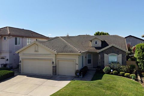 Photo of 510 Wimbledon Avenue, Salinas, CA 93906 (MLS # ML82043710)