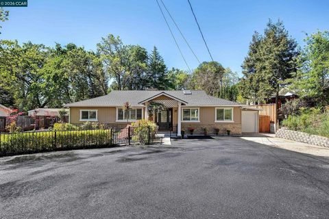 Photo of 165 Vista Del Diablo, Danville, CA 94526 (MLS # 41127446)