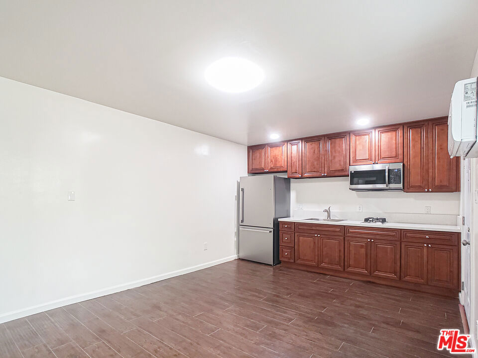 Spacious Studio 1 Bath with 1 Assigned Parking. Fully Remodeled Kitchen and Bath Unit!! New Windows, Laminate Wood Flooring, New Kitchen cabinets, New Quartz Countertop, New Bathroom !! Up and coming neighborhood, Easy Freeway access to Hollywood and Downtown. Large bedroom with Double sized closet. Do Not walk on the property without permission from listing agent. Near LACC and Melrose. a few blocks from hip shops & eateries.