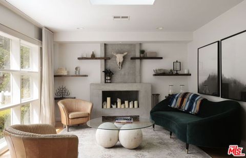 Photo of 3400 Camino De La Cumbre, Sherman Oaks, CA 91423 (MLS # 26676447)