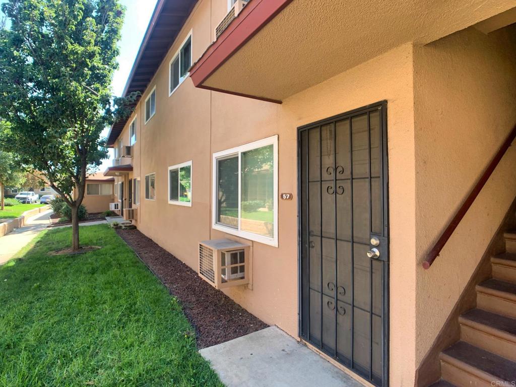 Charming 1 bedroom, 1 bath Bottom unit condo in prime lakeside location! Enjoy the convenience of a dedicated parking spot in the shade, plus community washer and dryer. Relax by the community pool and take advantage of nearby great schools, grocery stores, and gyms. A perfect blend of comfort and convenience.