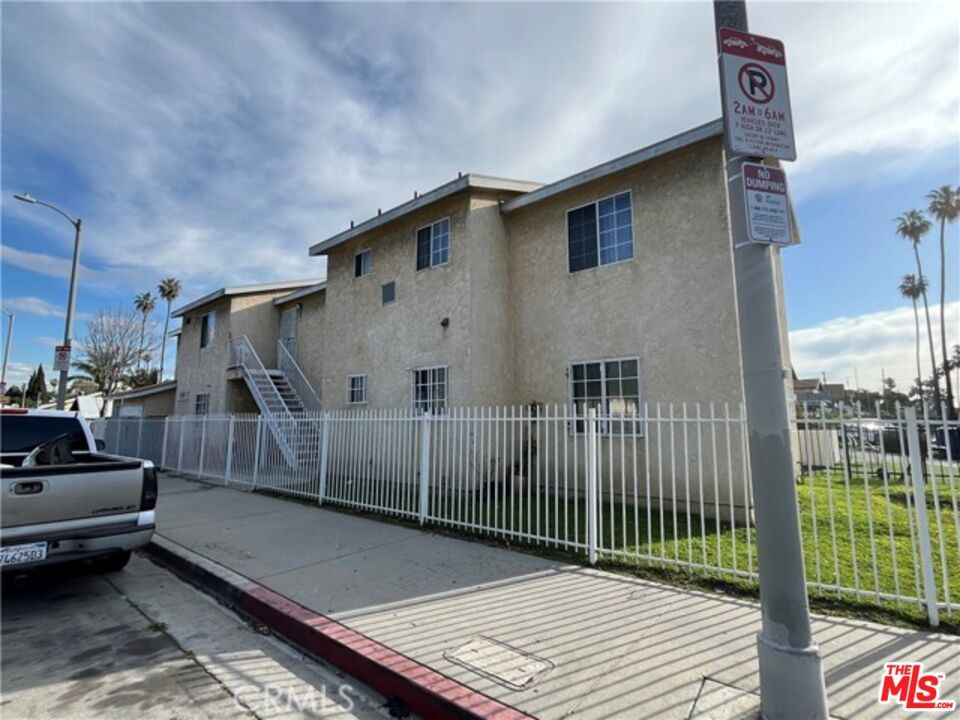 Great intercity investment opportunity on a 2001 built duplex. Duplex located near 110 fwy, close proximity to USC, Downtown LA, metro line and bus lines. Property has a small lot for less overhead expense on maintenance. Another great feature is the 2 car garage.