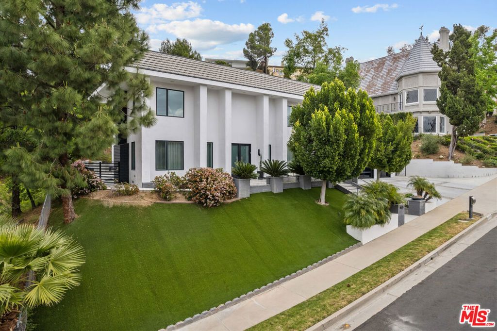 Photo of 4020 Alonzo Avenue, Encino, CA 91316 (MLS # 25531051)
