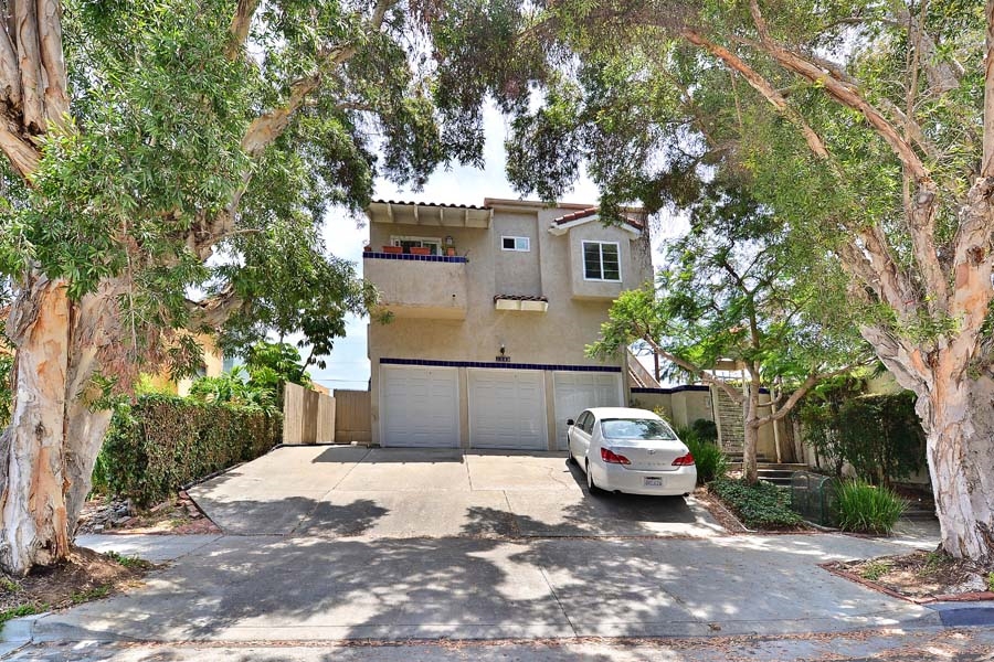 UNIVERSITY HEIGHTS 2 BR/ 2 BA UPSTAIRS UNIT. FEATURES LIVING ROOM W/VAULTED CEILING, SKYLIGHT AND FIREPLACE. LARGE MASTER AND SPACIOUS 2ND BEDROOM BOTH HAVE CEILING FANS. NEWER WINDOWS THROUGHOUT. UPDATED KITCHEN CABINETS AND CORIAN COUNTERTOPS AND SEPARATE DINING AREA. IN-UNIT LAUNDRY ROOM. 1-CAR GARAGE +1 TANDEM PARKING SPACE. COMPLEX IS GATED. CLOSE TO NEIGHBORHOOD RESTAURANTS, SHOPS, AND PARKS. CENTRALLY LOCATED NEAR FREEWAYS, PUBLIC TRANSPORTATION, DOWNTOWN SAN DIEGO, LOCAL MALLS, BEACHES AND AIRPORT Neighborhoods: UNIVERSITY HEIGHTS Equipment: Dryer,Garage Door Opener, Range/Oven, Washer Other Fees: 0 Sewer: Sewer Connected