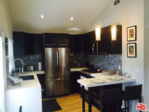 Photo of 559 Vernon Avenue, Venice, CA 90291 (MLS # 25612723)