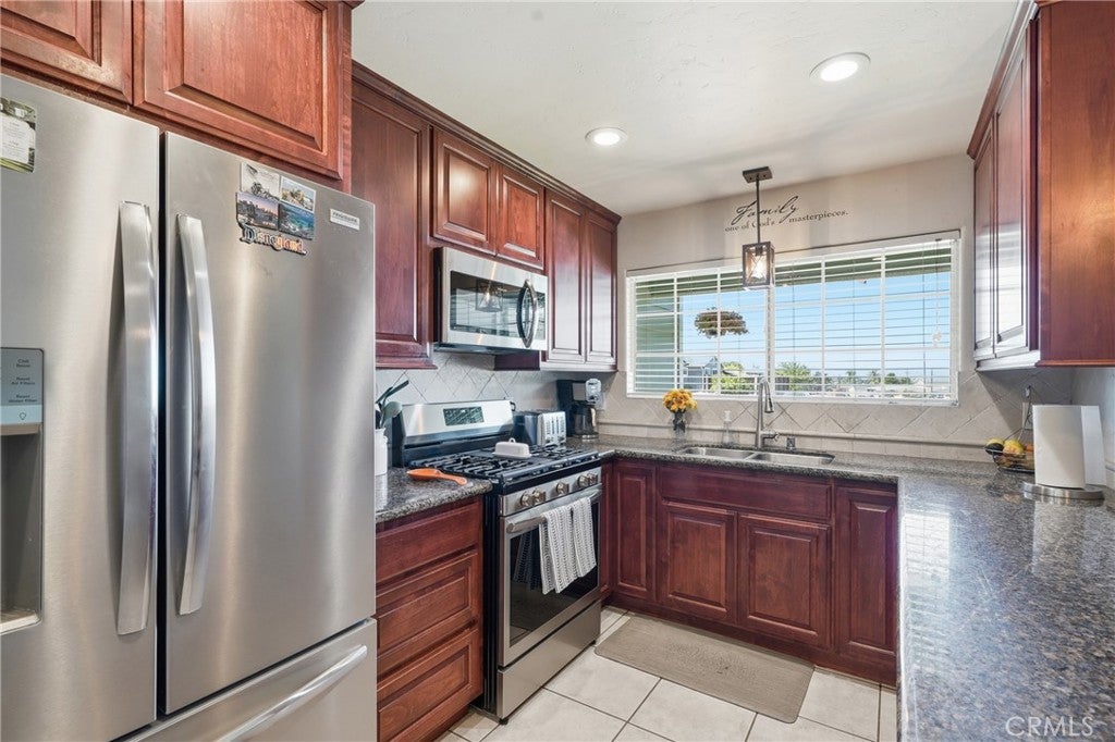 3898 Crestmont