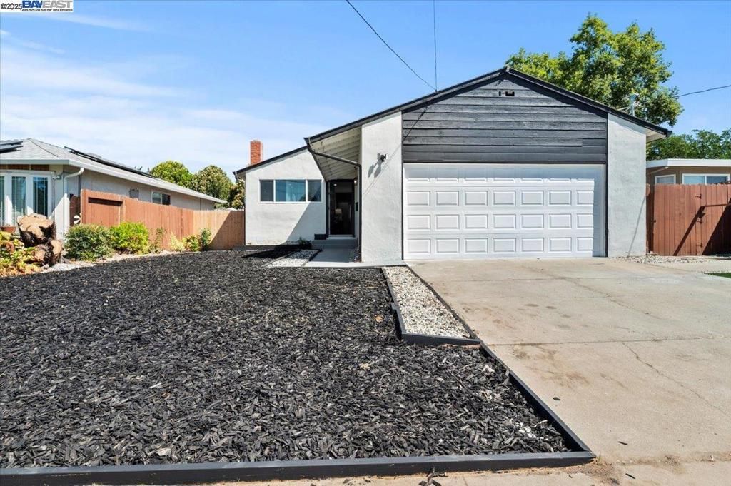 Photo of 974 VENTURA AVE Ave, Livermore, CA 94551 (MLS # 41114675)