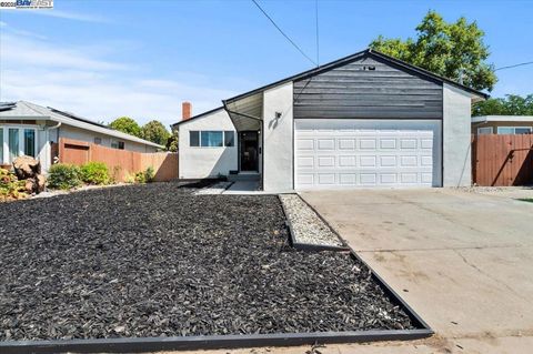 Photo of 974 VENTURA AVE Ave, Livermore, CA 94551 (MLS # 41114675)