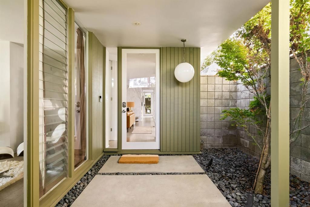 Photo of 5622 Linda Rosa Ave Ave, La Jolla, CA 92037 (MLS # 260002765SD)