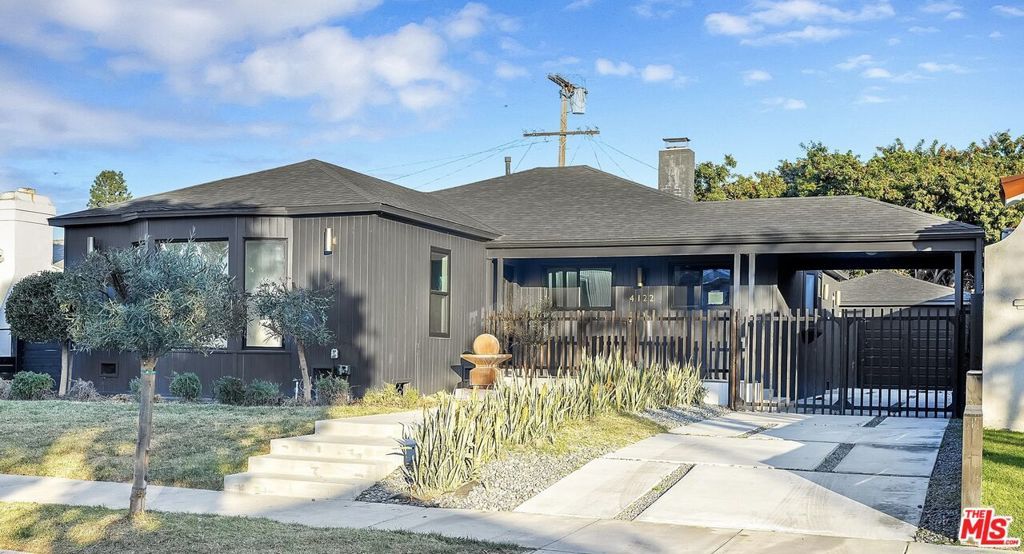 Photo of 4122 S Bronson Avenue, Los Angeles, CA 90008 (MLS # 25485417)