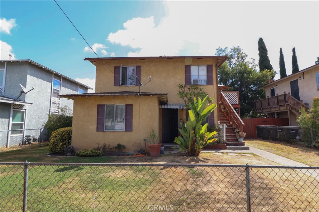 Very seldom on the market, this duplex is in Old Towne and priced as a single-family home!
2-story upper and lower unit, the lower unit is a 3-bedroom and the upper is a 2-bedroom unit. live in one, rent out the other, or rent them both for a stable income. There is a detached 2-car garage with a rear alley for easy access. large rear yard, room for an addition unit! inside laundry in both units, full baths with a tub/shower. kitchens have free-standing gas ranges and laundry.