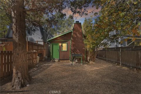 Photo of 402 Highland Ln, Sugarloaf, CA 92386 (MLS # IG25243260)
