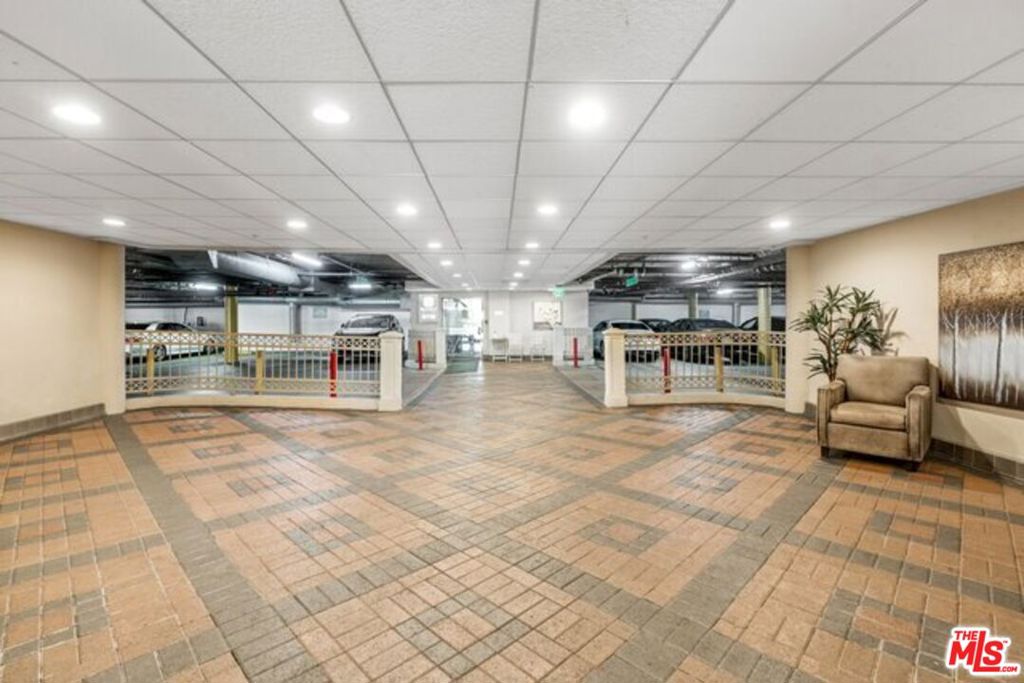 620 S Gramercy Place 226