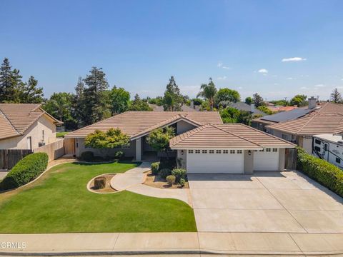 Photo of 11123 Coachlight Court, Bakersfield, CA 93312 (MLS # V1-36267)