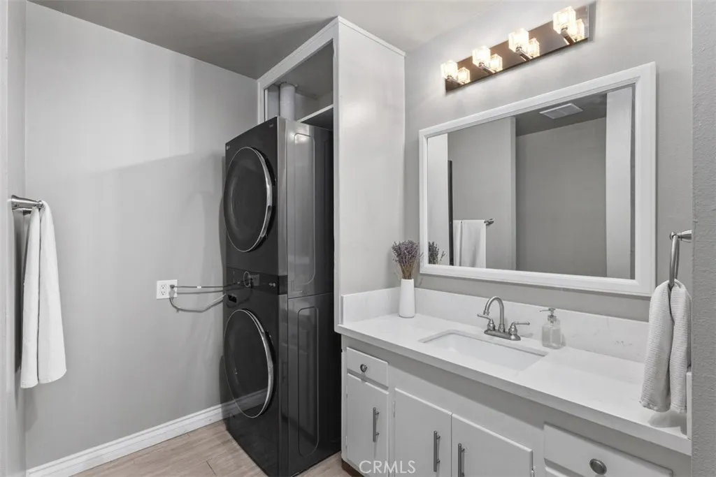 Santa Ana, California 92705, United States, 3 Bedrooms Bedrooms, ,2 BathroomsBathrooms,Residential,Active,191070