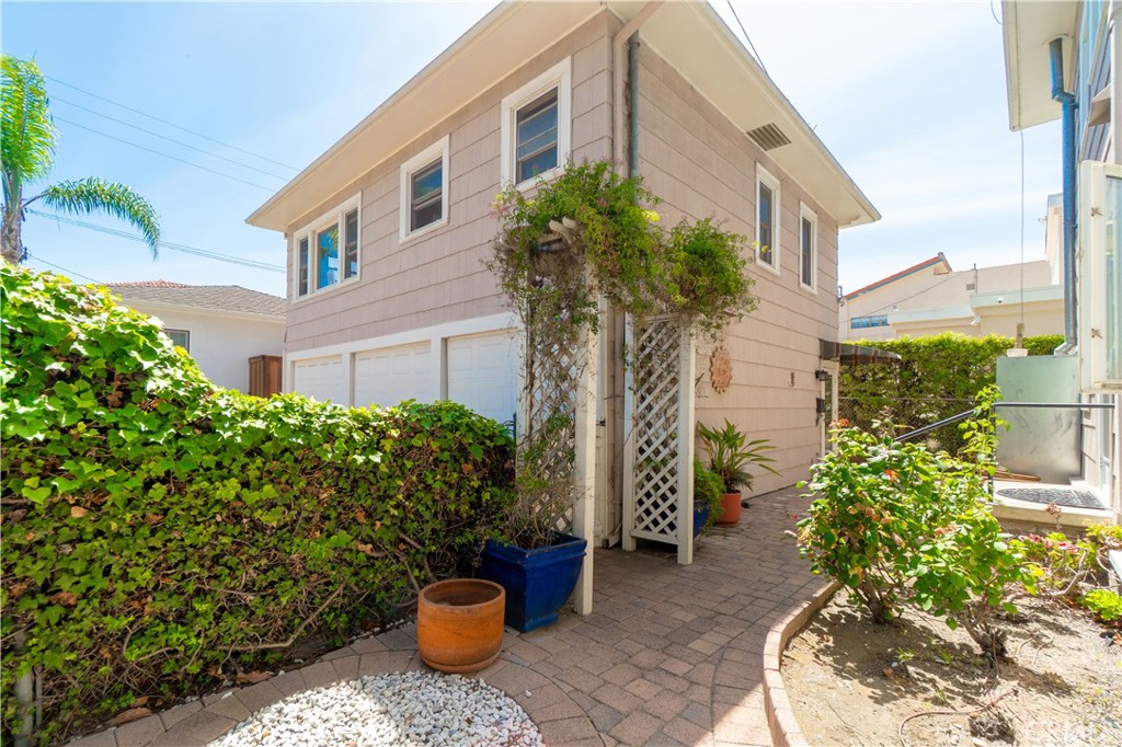 3366 E 1st