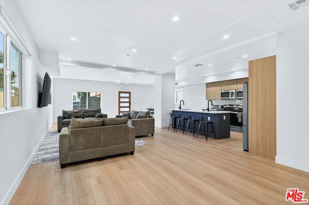 1359 W 35th Place